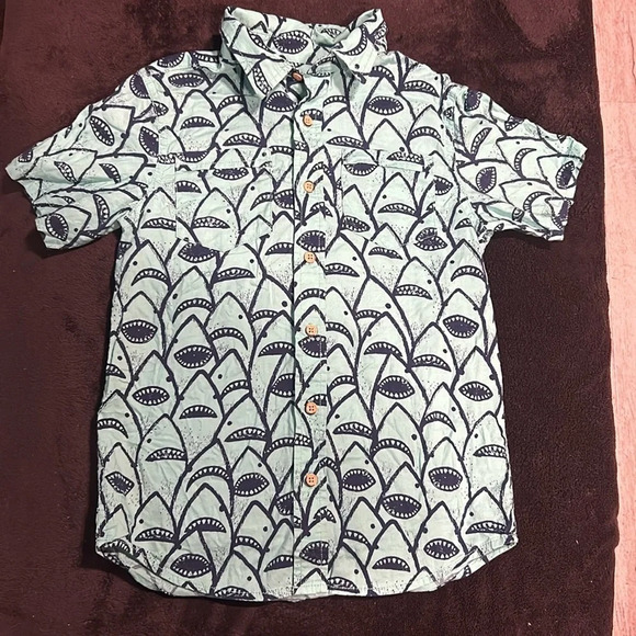 Cat & Jack Boys Green w Blue Shark Print SS Button Front Cotton Shirt Med 8/10 - Picture 8 of 8